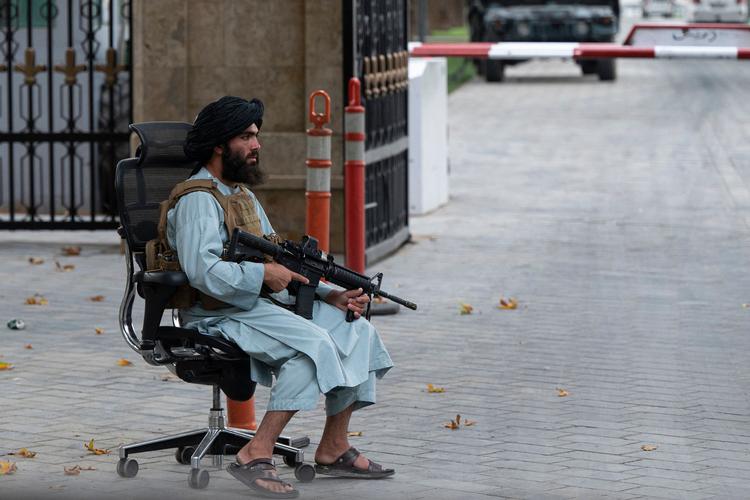 En bevæbnet talebaner gør sig det behageligt i Kabul.  Foto: Wakil Kohsar/Ritzau Scanpix