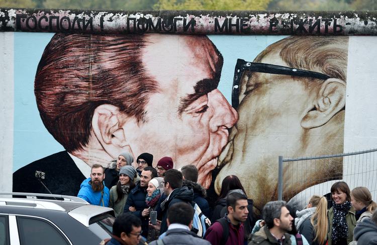 Vrubels værk viser sovjetleder Leonid Brezjnev i et tilsyneladende inderligt kys med Erich Honecker, der var Østtysklands statsleder fra 1971 indtil få uger før Berlinmurens fald. Foto: Rainer Jensen/Ritzau Scanpix