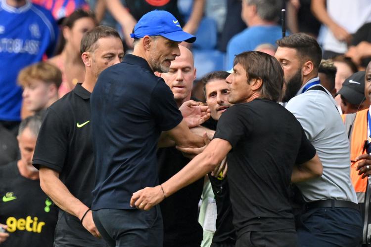 Tuchel (tv) og Conte (th) kan muligvis se frem til en tillægsstraf.  Foto: Glyn Kirk/Ritzau Scanpix