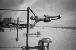 Man Elevated and Parallel to the EarthMandatory credit: Coney Island People 50 Years, 1970-2020 by Harvey Stein is published by Schiffer. The photographs are copyright Harvey Stein.Please include the following links:https://www.harveysteinphoto.com/coney-island-people-50-years-bookhttps://schifferbooks.com/collections/schiffer/products/coney-island-people?_pos=1&amp;_sid=fa06a2f4d&amp;_ss=r Foto: Coney Island People 50 Years, 1970-2020 by Harvey Stein is published by Schiffer. The photographs are copyright Harvey Stein.