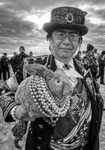 Top Hatted Man on Beach Holding RabbitMandatory credit: Coney Island People 50 Years, 1970-2020 by Harvey Stein is published by Schiffer. The photographs are copyright Harvey Stein.Please include the following links:https://www.harveysteinphoto.com/coney-island-people-50-years-bookhttps://schifferbooks.com/collections/schiffer/products/coney-island-people?_pos=1&amp;_sid=fa06a2f4d&amp;_ss=r Foto: Coney Island People 50 Years, 1970-2020 by Harvey Stein is published by Schiffer. The photographs are copyright Harvey Stein.