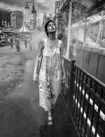 Woman Walking Through Water Spray Mandatory credit: Coney Island People 50 Years, 1970-2020 by Harvey Stein is published by Schiffer. The photographs are copyright Harvey Stein.Please include the following links:https://www.harveysteinphoto.com/coney-island-people-50-years-bookhttps://schifferbooks.com/collections/schiffer/products/coney-island-people?_pos=1&amp;_sid=fa06a2f4d&amp;_ss=r Foto: Coney Island People 50 Years, 1970-2020 by Harvey Stein is published by Schiffer. The photographs are copyright Harvey Stein.