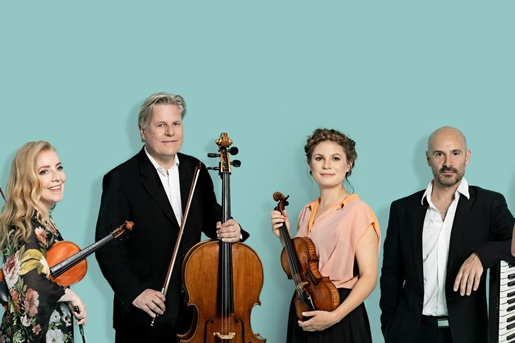 Rudersdal Chamber Players med klarinettisten Jonas Frølund spiller Poul Ruders' dobbeltbundede musik superbt. 