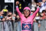 Egan Bernal jubler over sidste års triumf i Giro d'Italia.
 Foto: Miguel Medina/Ritzau Scanpix