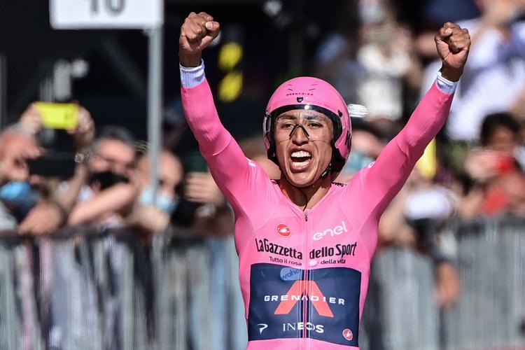 Egan Bernal jubler over sidste års triumf i Giro d'Italia.
 Foto: Miguel Medina/Ritzau Scanpix