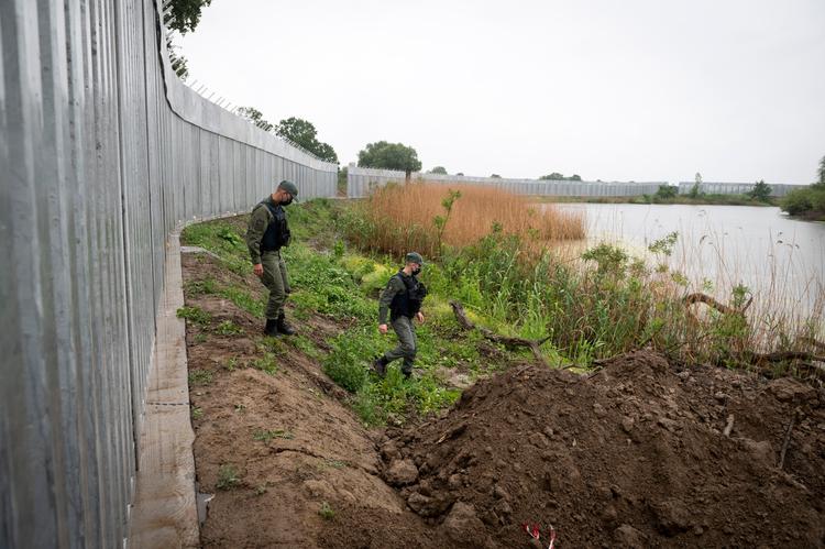 Ved Evros-floden, der løber Grækenland og Tyrkiet, og dermed udgør Europas yderste grænse, skal et højt hegn holde uønskede migranter ude. Mandag blev 38 migranter fundet på en ø ude i floden. Foto: Giannis Papanikos/Ritzau Scanpix