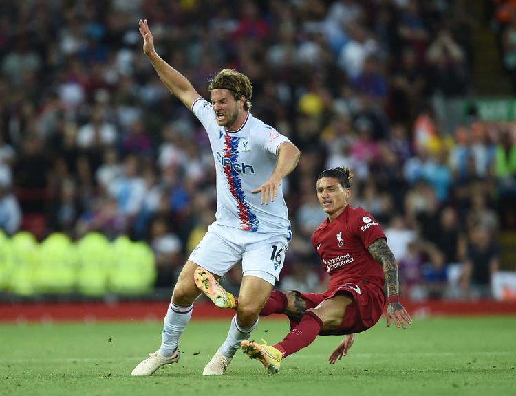 Joachim Andersen og Liverpool-angriberen havde mange dueller i løbet af de 57 minutter, de var på banen sammen.  Foto: Peter Powell/Ritzau Scanpix