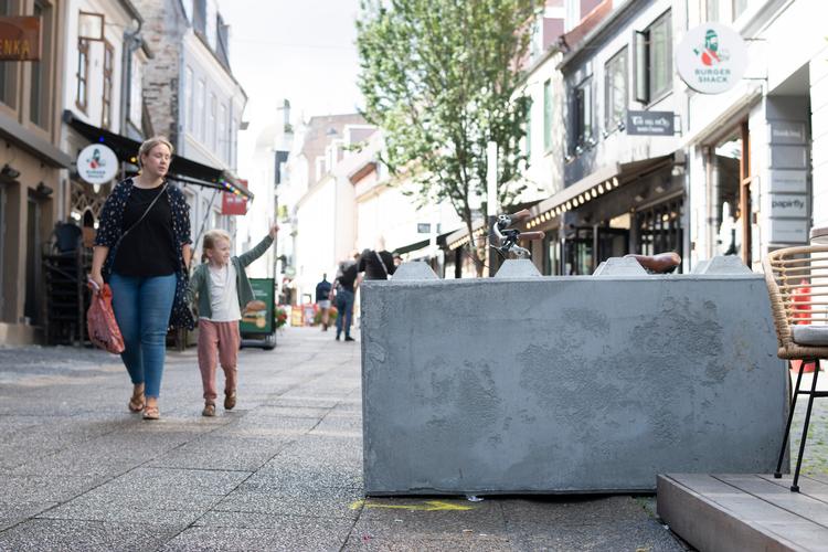 Efter den 33-åriges hasarderede kørsel satte Aarhus Kommune betonklodser op i Frederiksgade. Foto: Mads Andreas Frost