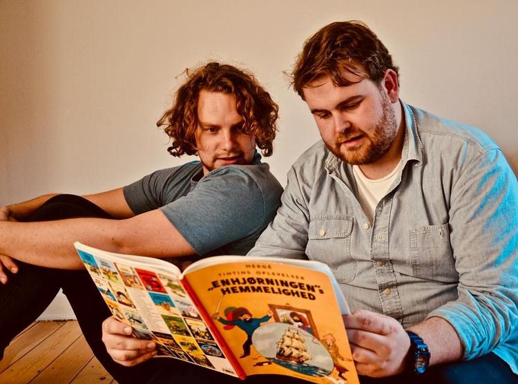 De to værter i 'Tintin Podcast' analyserer samtlige af Hergés fortællinger om den nysgerrige eventyrer, der lægger navn til podcasten.

 Foto: Nanna Jo Poulsen og Emilie Lausch 