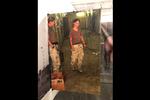  Billederne fra Abu Ghraib-fængslet, der blev lækket i 2004, er blevet forstørret af den franske kunstner Jean-Jacques Lebel og i år hængt op i udstillingshallen Hamburger Bahnhof som en del af Berlin Biennalen.  Foto: Mathias Kryger