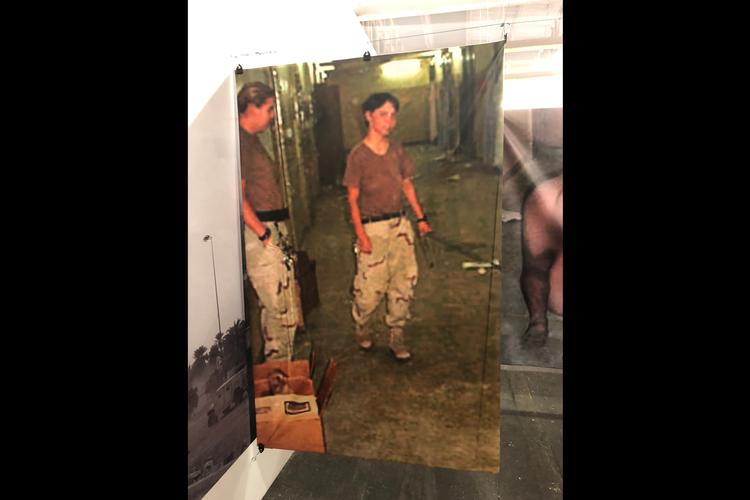  Billederne fra Abu Ghraib-fængslet, der blev lækket i 2004, er blevet forstørret af den franske kunstner Jean-Jacques Lebel og i år hængt op i udstillingshallen Hamburger Bahnhof som en del af Berlin Biennalen.  Foto: Mathias Kryger