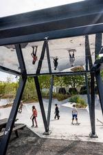 Skaterbanen har en lille pavillon med spejl i loftet. Foto: Anders Holst Pedersen