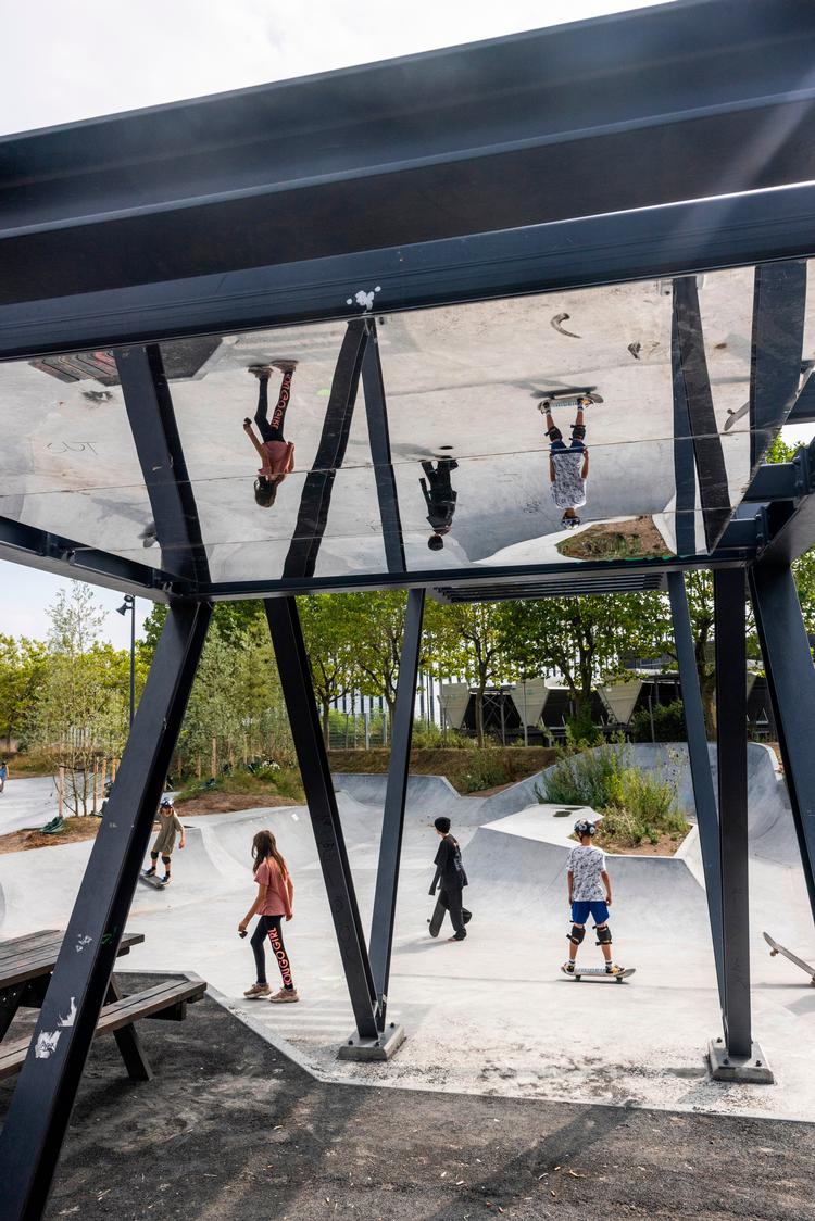 Skaterbanen har en lille pavillon med spejl i loftet. Foto: Anders Holst Pedersen