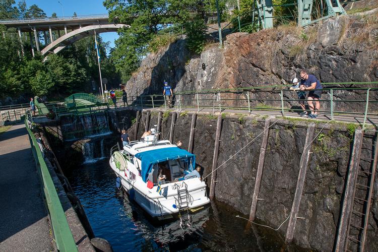 I en af Håverud-slusens fire kamre ligger en båd og venter på, at vandet stiger. 