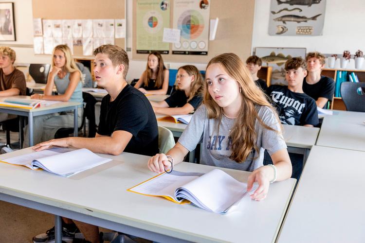 9. I på Hellebækskolen i Helsingør Kommune læser folkeeventyr på papir, fordi eleverne ikke må bruge deres Chromebooks for tiden.   Foto: Nikolai Linares