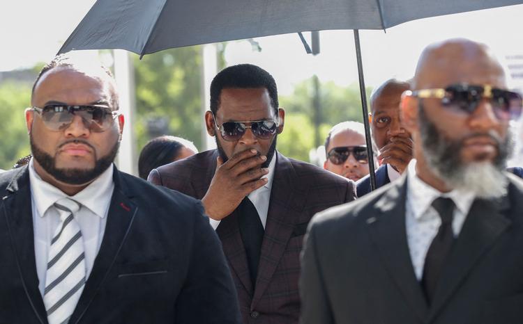 (FILES) In this file photo taken on June 26, 2019, R. Kelly arrives for a hearing on sexual abuse charges at the Leighton Criminal Court Building in Chicago, Illinois. - Jury selection is expected to begin on August 15, 2022, as Kelly faces thirteen charges, which include creating and receiving child pornography, enticing a minor to engage in sexual activity, and obstruction of justice. (Photo by KAMIL KRZACZYNSKI / AFP) Foto: Kamil Krzaczynski/Ritzau Scanpix
