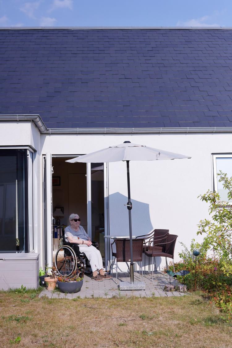 Med parasollen slået op og solbrillerne på kan Anny Højbjerg Juhl skærme sig for solen.   Foto: Hannah Aurora Almstrup