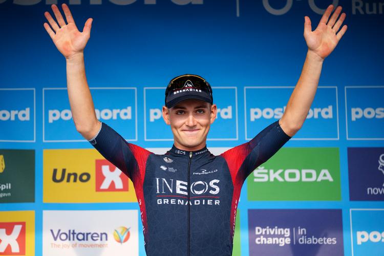 Den 20-årige amerikaner Magnus Sheffield tiljubles i Assens som vinder af enkeltstarten i PostNord Danmark Rundt.
 Foto: Bo Amstrup / Ritzau Scanpix/Ritzau Scanpix
