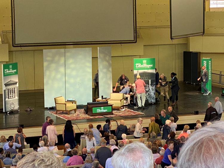 Forfatter Salman Rushdie blev fredag forsøgt dræbt på Chautauqua Institution i delstaten New York. Hans attentatmand var overrasket over at opdage, at forfatteren overlevede de omkring 10 knivstik, han blev påført, siger han i et interview med The New York Post. Foto: Charles Savenor/local News X/tmx/Ritzau Scanpix