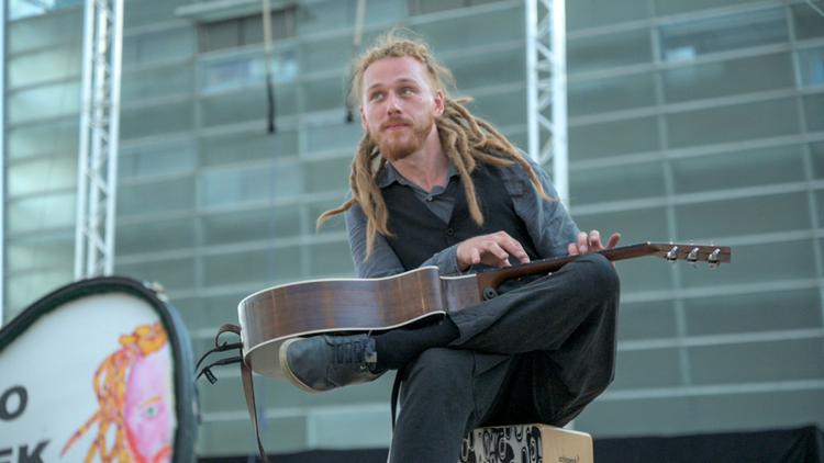 Mario Parizek har optrådt med sin guitar mere end 500 gange.  