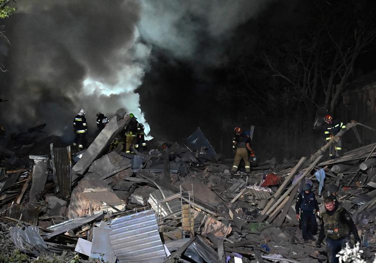 Redningsarbejdere gennemgår murbrokkerne efter et russisk missilangreb i Kharkiv. Foto: Sergey Bobok/Ritzau Scanpix