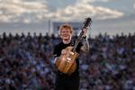 Der bliver noget tomt på de legendariske tour-t-shirts, hvis kunstnere samler deres koncerter på langt færre spillesteder. Ligesom Ed Sheeran på billedet, som spillede fire koncerter i Øresundsparken, da han var i Danmark. Foto: Finn Frandsen