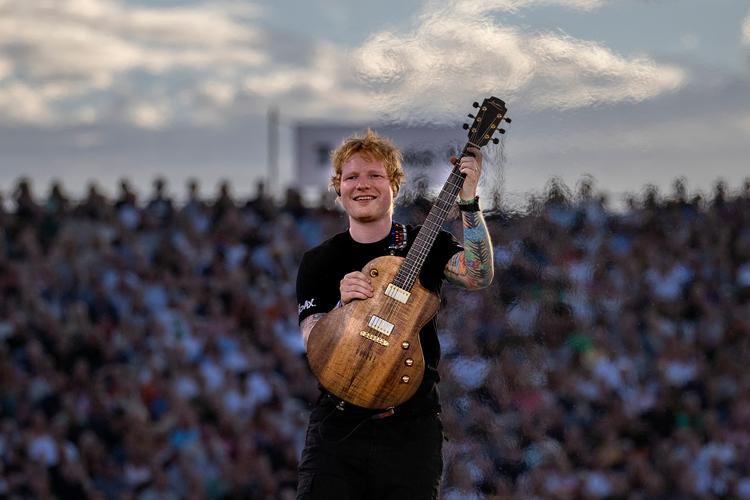 Der bliver noget tomt på de legendariske tour-t-shirts, hvis kunstnere samler deres koncerter på langt færre spillesteder. Ligesom Ed Sheeran på billedet, som spillede fire koncerter i Øresundsparken, da han var i Danmark. Foto: Finn Frandsen
