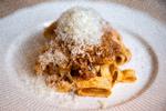 Bolognese lavet som tagliatella ragú: »Her var der tale om langtidskogt økologi, hvor oksekødet var iblandet svinekød for at skabe det lette udtryk, der gør den originale ret langt bedre end den globale fortolkning«. Foto: Finn Frandsen