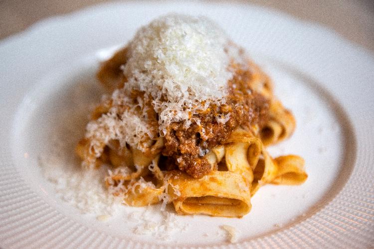 Bolognese lavet som tagliatella ragú: »Her var der tale om langtidskogt økologi, hvor oksekødet var iblandet svinekød for at skabe det lette udtryk, der gør den originale ret langt bedre end den globale fortolkning«. Foto: Finn Frandsen