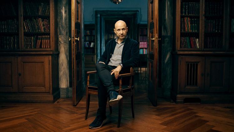 DR-værten Adam Holm tager i programmet 'Skyggen af Franco' os med til Spanien, hvor diktatoren Franco stadig spøger. Foto: 
Andreas Bønding/DR