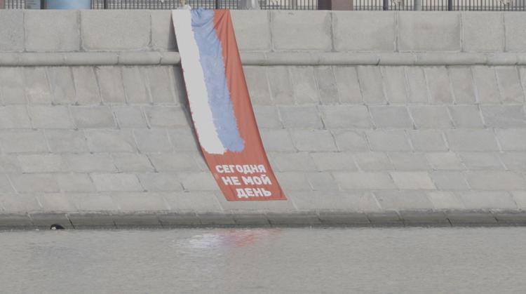 Det er ikke risikofrit for russere at aktionere mod krigen. Her hænger et protestbanner ud for forsvarskommandoens hovedkvarter i Moskva. Arkivfoto. Foto: Video Obtained By Reuters/Ritzau Scanpix