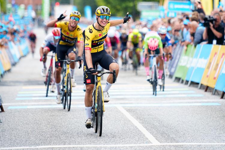Vinderen Olav Kooij og holdkammeraten Christophe Laporte jubler over succesen på 3. etape, mens Magnus Cort helt ude til højre kæmper sig over stregen på 3.-pladsen.
 Foto: Bo Amstrup / Ritzau Scanpix/Ritzau Scanpix