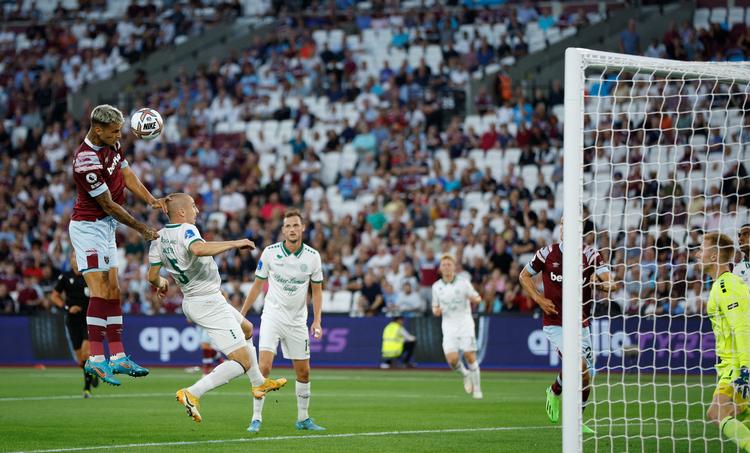 Første gang West Ham var i nærheden af Viborgs mål scorede Gianluca Scamacca med dette hovedstød. Foto: John Sibley/Ritzau Scanpix