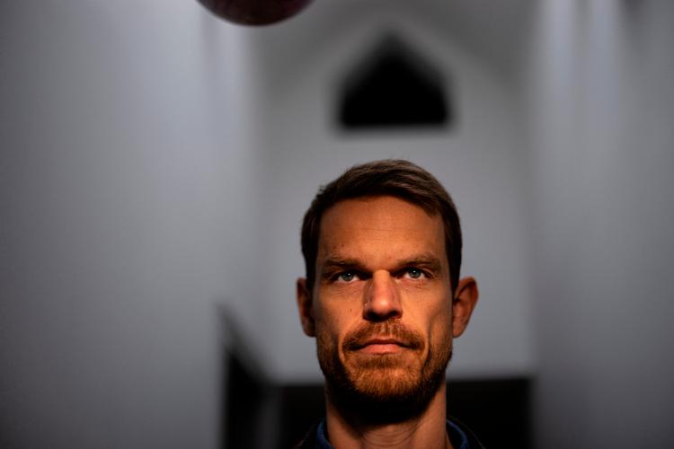 Psykologiprofessor Svend Brinkmann mener, det er vigtigt, at forskere formidler bredt og på dansk, ligesom han selv gør.  Foto: Joachim Ladefoged