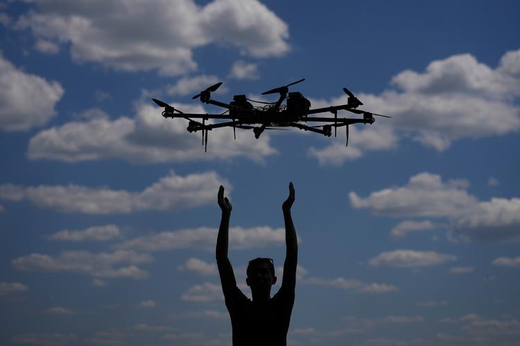 Ukrainerne har flittigt brugt droner under sit forsvar mod det russiske angreb. Måske var det en af deres, der meldes skudt ned ved Kerch-broen, russernes livlinje mellem Krim og Rusland. Foto: Natacha Pisarenko/Ritzau Scanpix