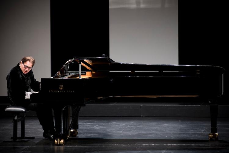 Når ikke Fazil Say kiggede ud over publikum i Tivoli eller hoppede og lod hænderne svæve i luften, var han bøjet ind over tangenterne. Foto: Martin Rosenauer