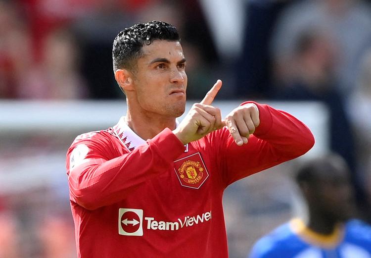 Han lægger ikke fingrene imellem, når han er utilfreds på en fodboldbane. 37-årige Cristiano Ronaldo har et stykke tid lignet en spiller, der er klar til at forlade Manchester United, men det kan vise at blive et svært farvel.   Foto: Toby Melville/Ritzau Scanpix