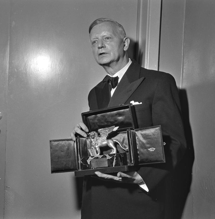 Filminstruktør Carl Th. Dreyer med filmprisen Den Gyldne Løve, som han modtog for filmen 'Ordet' i 1955.   Foto: Erik Gleie