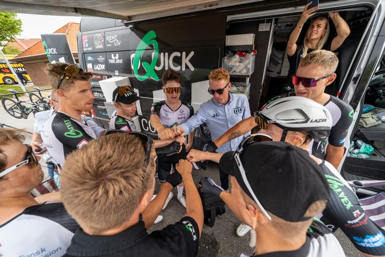 Coloquicks ryttere ønsker hinanden god tur inden tredje etape af Danmark Rundt. Foto: Toke Hage/Coloquick Cycling