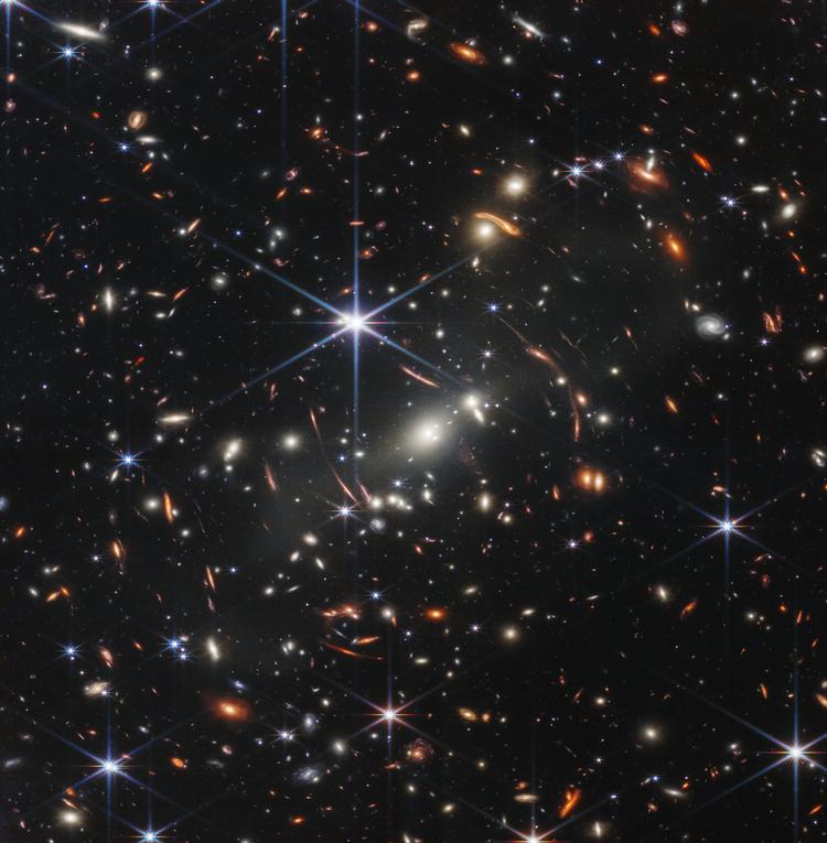 Dette er det dybeste infrarøde billede, der nogensinde er taget af universet, som den danske astronom Klaus Pontoppidan downloadede i sit hjem den 3. juni. Da Klaus Pontoppidan og hans medarbejdere havde oversat det usynlige infrarøde lys til farver, som det menneskelige øje kan registrere, præsenterede den amerikanske præsident Joe Biden billedet for hele verden Foto: Nasa, Esa, Csa, and Stsci/NASA, ESA, CSA, STScI, Webb ERO Production Team