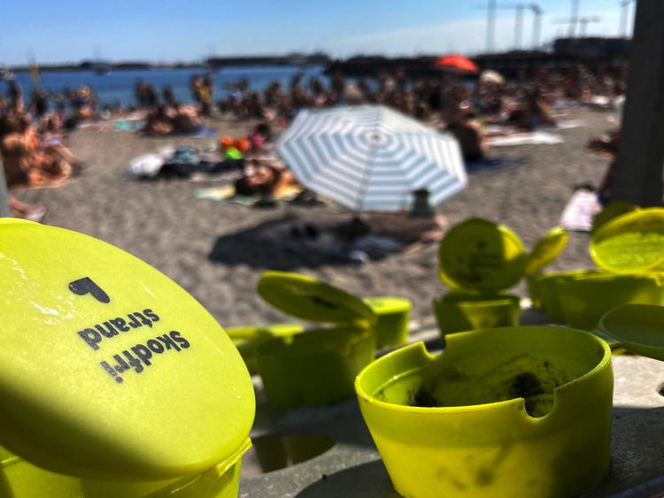 En strand, man ryger på, er bare et meget stort askebæger. Foto: Per Munch