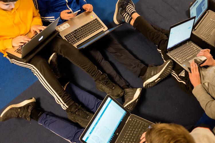 Computere er blevet en så integreret del af undervisningen af landets skoler, at det giver store problemer for både lærere og elever at klare sig uden. Her er det elever på Nørrebro, som bruger deres egne computere.  Foto: Andreas Haubjerg