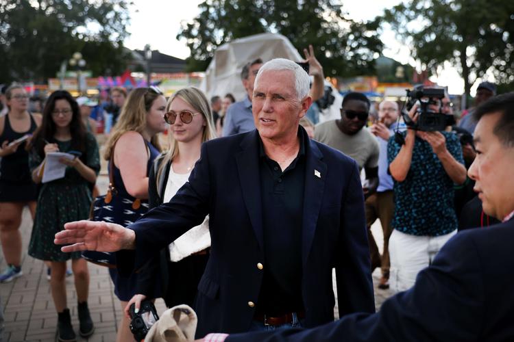 DES MOINES, IOWA - AUGUST 19: Former Vice President Mike Pence tours the Iowa State Fair on August 19, 2022 in Des Moines, Iowa. Pence traveled to Iowa on a two-day visit to campaign for Republicans. Scott Olson/Getty Images/AFP == FOR NEWSPAPERS, INTERNET, TELCOS &amp; TELEVISION USE ONLY == Foto: Scott Olson/Ritzau Scanpix