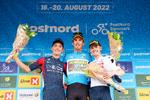 Den samlede vinder af PostNord Danmark Rundt Christophe >Laporte flankeret af nr. 2 Magnus Sheffield (t.v.) og Mattias Skjelmose.
 Foto: Bo Amstrup / Ritzau Scanpix/Ritzau Scanpix