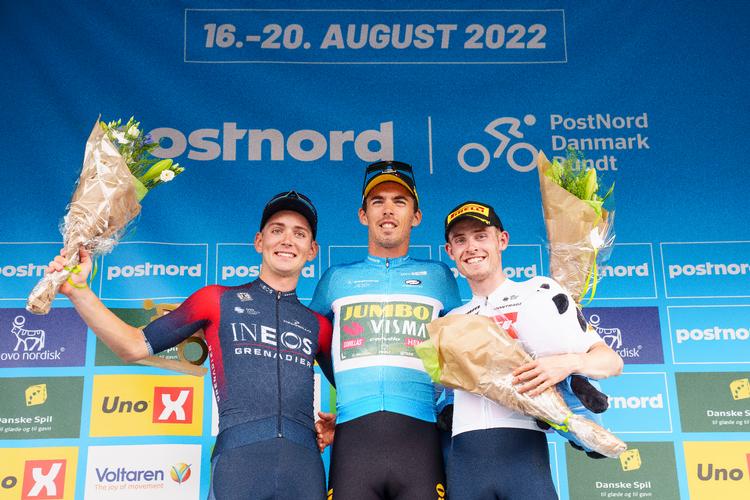 Den samlede vinder af PostNord Danmark Rundt Christophe >Laporte flankeret af nr. 2 Magnus Sheffield (t.v.) og Mattias Skjelmose.
 Foto: Bo Amstrup / Ritzau Scanpix/Ritzau Scanpix