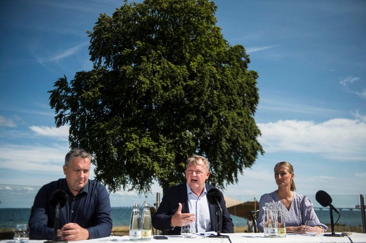     Partisekretær Anders Schiermer, formand Lars Løkke Rasmussen og Gitte Møller Højlund fra Moderaterne holder pressemøde efter partiets sommergruppemøde i Nyborg. Foto: Tim Kildeborg Jensen/Ritzau Scanpix