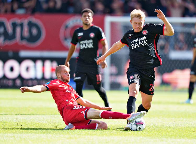 FC Midtjyllands Oliver Sørensen (th.) ses her mod AGF's midtbaneslider Nicolai Poulsen i lørdagens superligakamp på MCH Arena i Herning. Foto: Henning Bagger/Ritzau Scanpix
