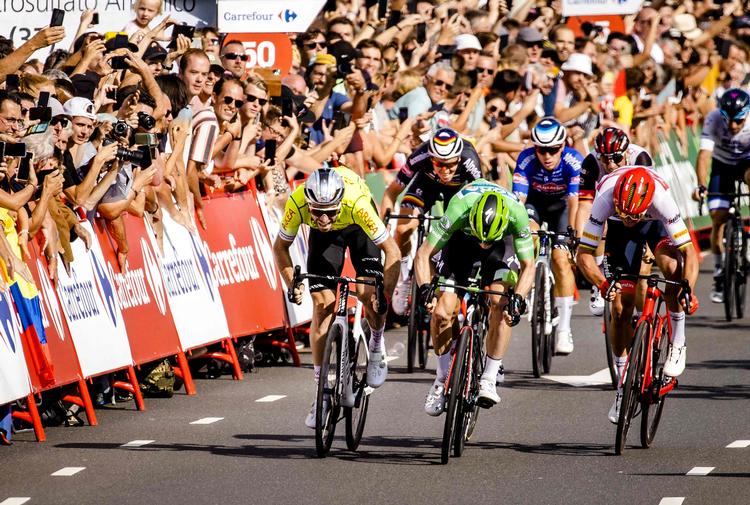 Sam Bennett i midten holder Mads Pedersen (t.h.) og Dan McClay bag sig i spurten på 3. etape. Foto: Sem Van Der Wal/Ritzau Scanpix