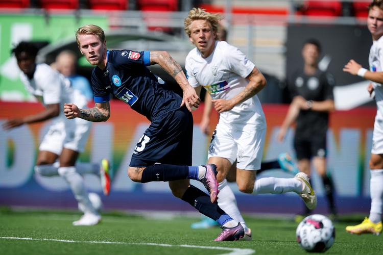 Med sine to mål blev Tonni Adamsen (tv.) Silkeborgs matchvinder mod FC Nordsjælland, hvis bedste var den allestedsnærværende midtbanestøvsuger Mads Bidstrup (th.). Foto: Jens Dresling