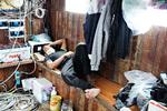 38-årige Lalan har en fast soveplads på fiskerbåden, når han ikke arbejder. Han har arbejdet fire år i Taiwan som migrantarbejder for at brødføde sine børn i Indonesien, en søn på 16 år og en datter på 6. Foto: Sebastian Stryhn Kjeldtoft